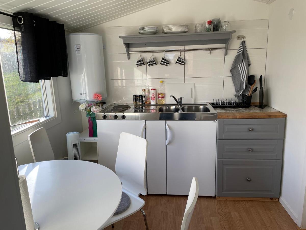 Two Small Guest Houses By Lake Rent Out As One Hjo Extérieur photo